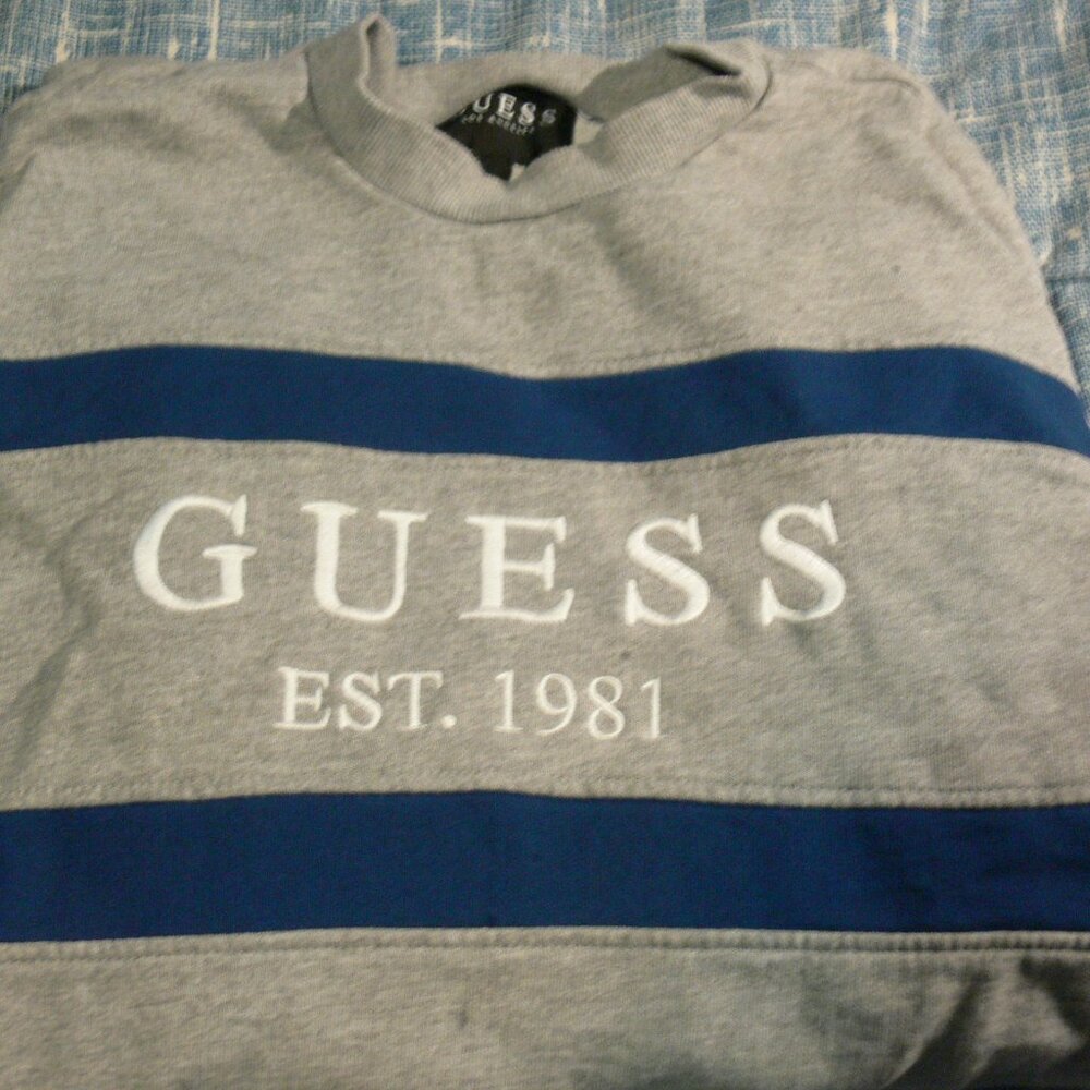 CREWNECK SWEATER BY GUESS ,LARGE